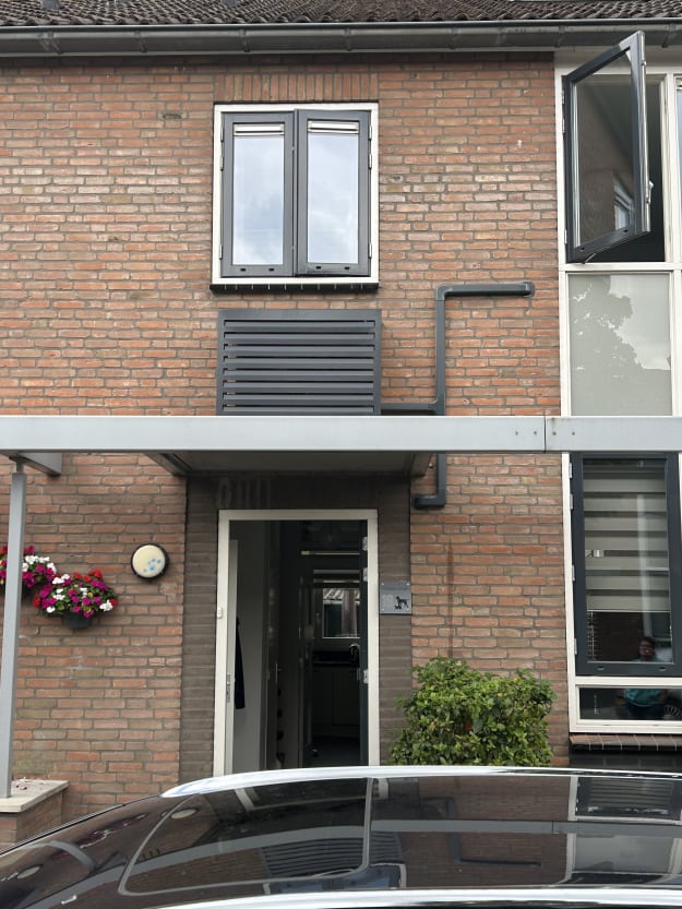 Typisch Nederlandse bakstenen woning met voordeur.