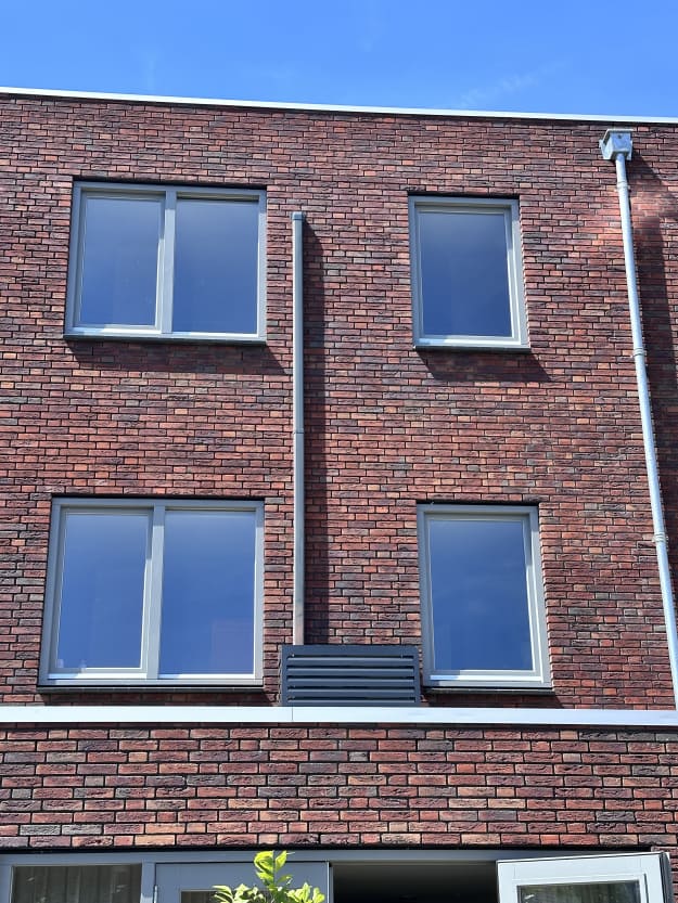 Moderne Nederlandse bakstenen gevel met ramen