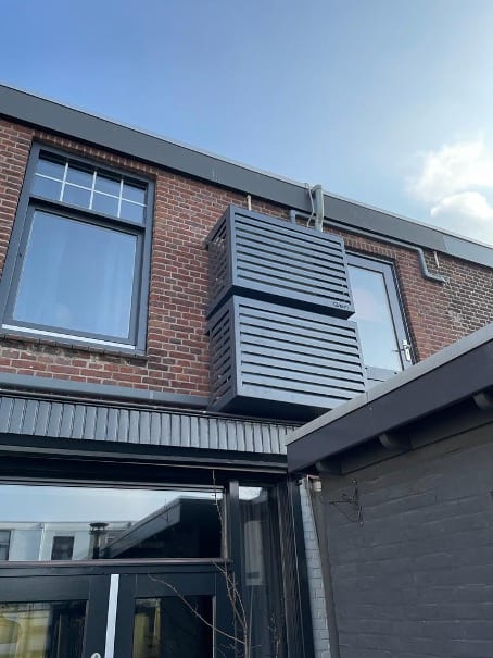 Moderne airconditioning unit op woningdak.