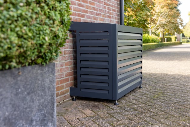 Moderne grijze pakketbrievenbus buiten