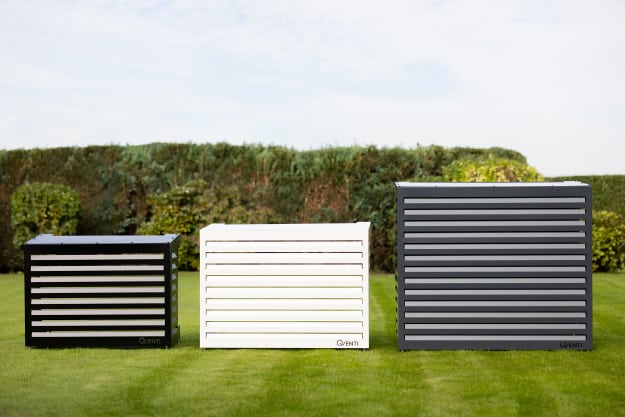 Moderne buiten ventilatie-units in tuin.