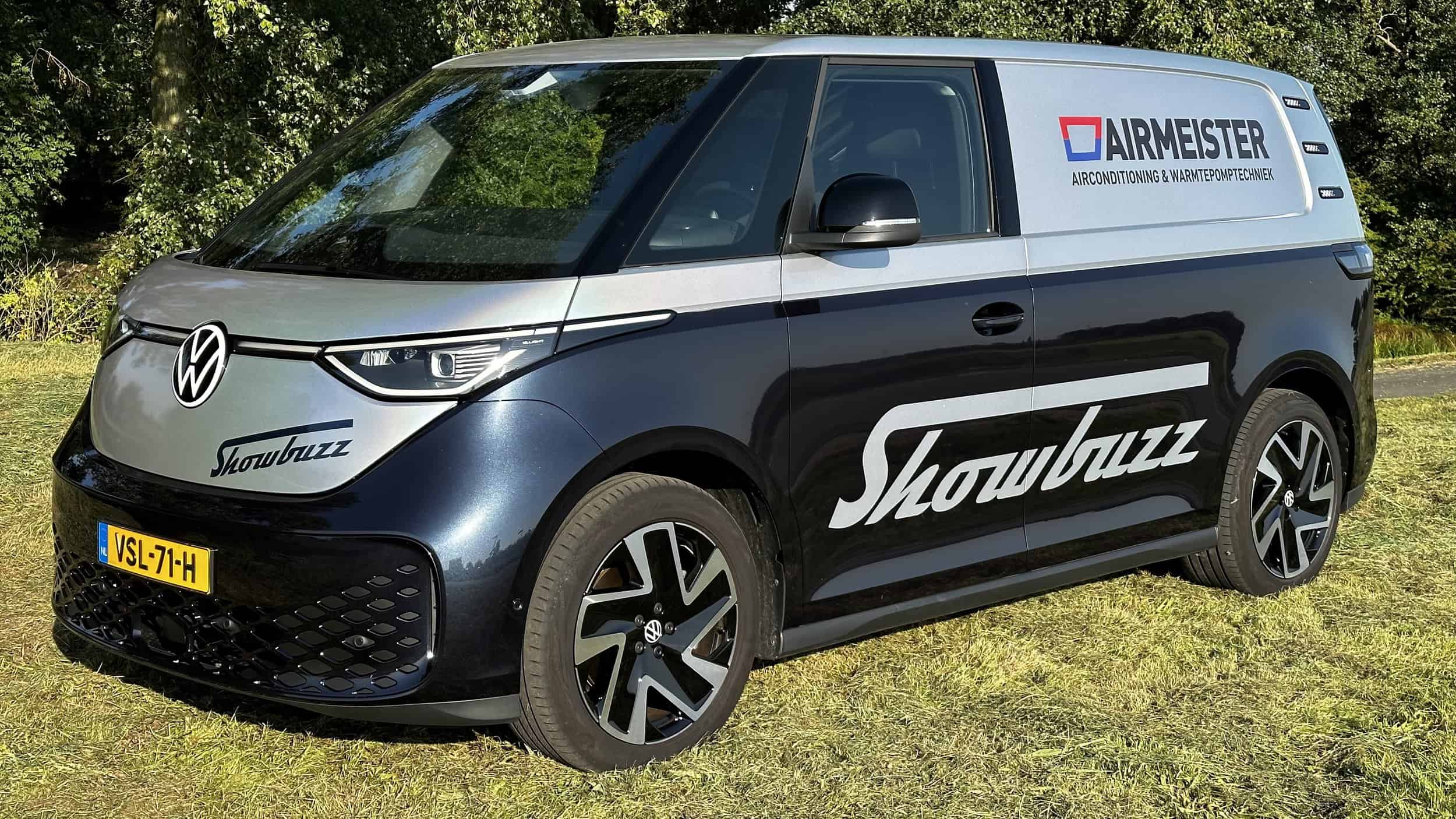 Volkswagen bedrijfswagen met Showbuzz en Airmeister branding.